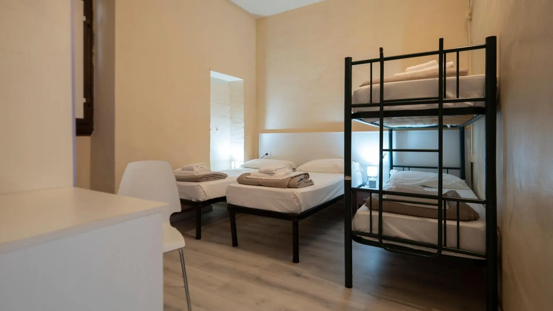 Hotel & Hostel 7 فلورنس 0*,  إيطاليا